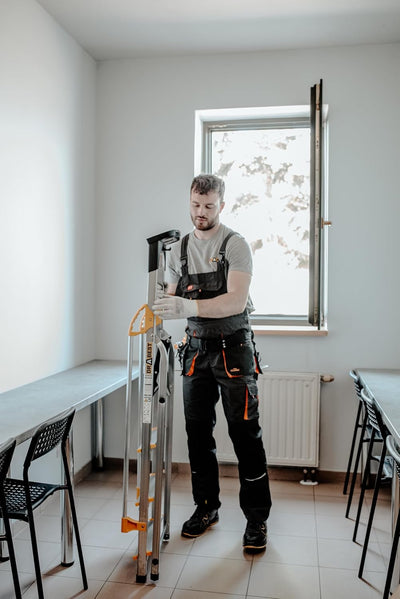 DRABEST Leiter PRO Serie Alu Klaptritt 4 Stufen Klappbare Leiter mit Sicherheits Handläufen bis 150