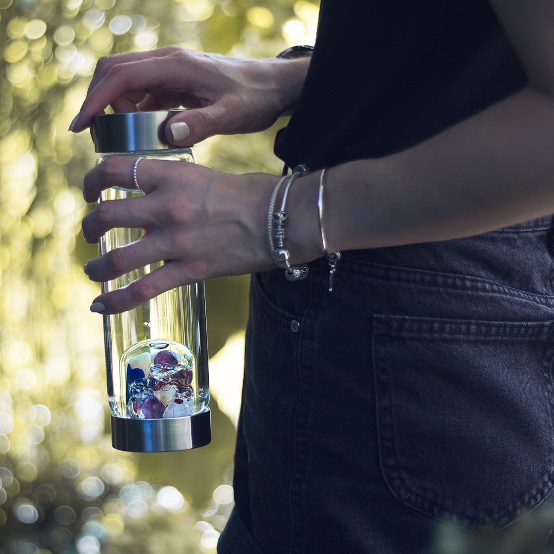 VitaJuwel ViA AYURVEDA - Wasserflasche mit Milchopal, Amethyst, Bergkristall, Lapislazuli, Granat, K