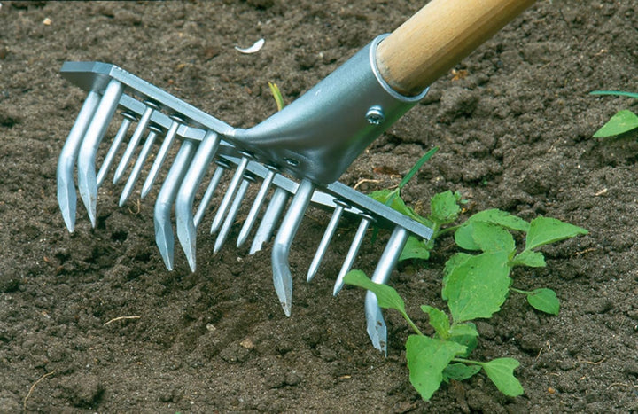 BTS EGGI Gartenharke | Stahl-feuerverzinkt | doppelreihige Spezialzinken | Selbstziehend | für Rasen