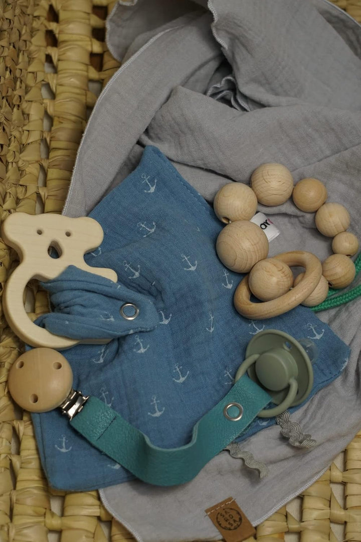 Sarosa Knistertuch aus Musselin mit Holz Greifling | Geschenke zur Geburt Taufe | Namensgravur Motor