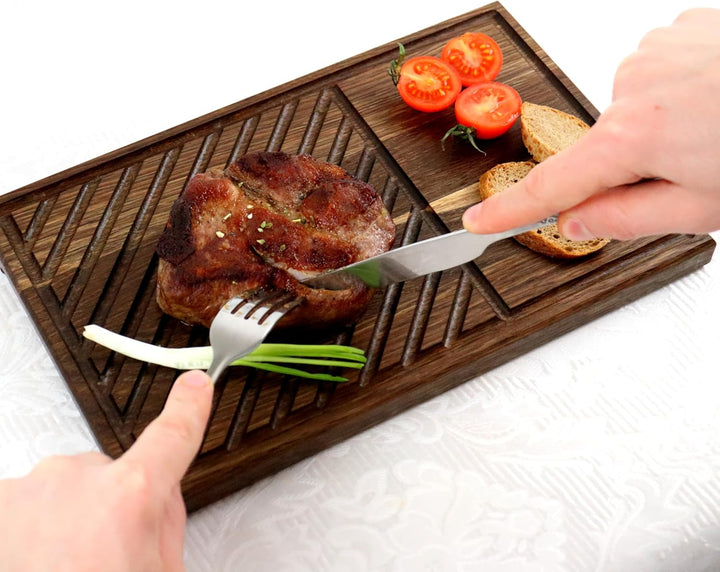 B4K® Steakbrett aus Eichenholz – Servierbrett für Steak & Grillfleisch – Massives Schneidebrett mit