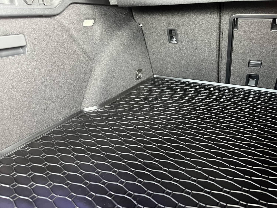 Gummi Kofferraummatte passend für VW Passat Variant (B9) ab 2/2024/für Skoda Superb Combi ab 5/2024