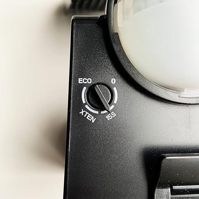 IQ Group Batterie LED Strahler, Moderne Aussenleuchte mit 180 Grad Bewegungsmelder, Lampe IP44 für A