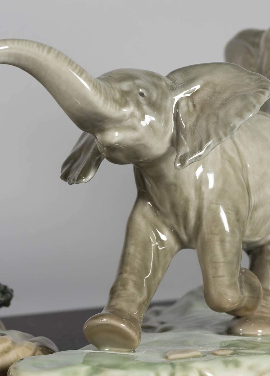 LLADRÓ Elefant-Skulptur Wir Treten In Deine Fussstapfen. Elefant. Porzellan.