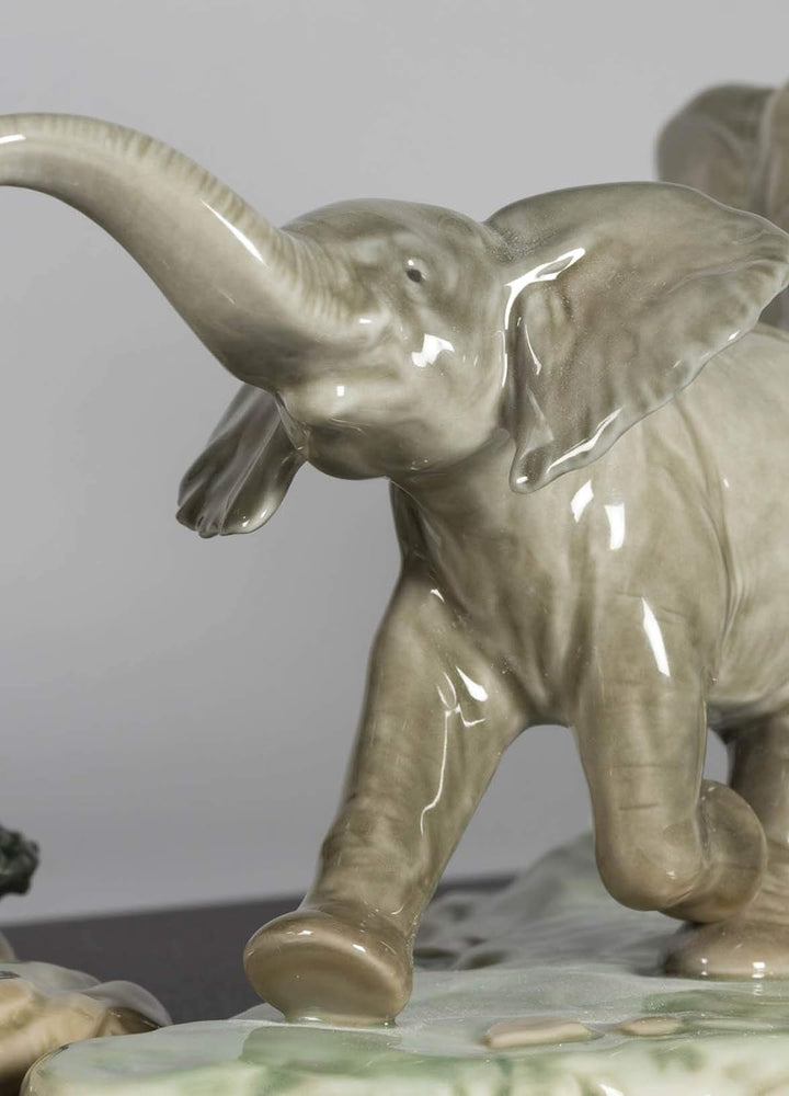LLADRÓ Elefant-Skulptur Wir Treten In Deine Fussstapfen. Elefant. Porzellan.