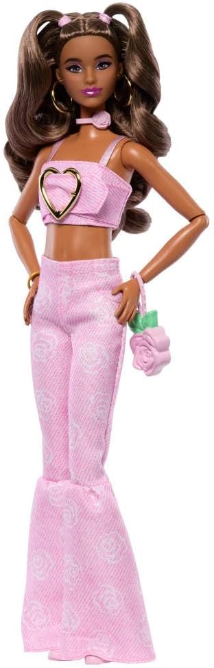 Barbie Deluxe Style-Puppe Nr. 12 in rosa bauchfreiem Denim-Oberteil mit passenden ausgestellten Jean
