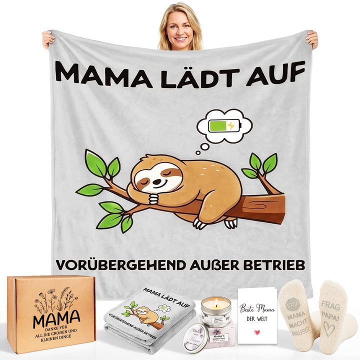 Muttertagsgeschenk Set für Mama – Kuscheldecke mit Spruch „Mama lädt auf“, Duftkerze, Socken, Grussk