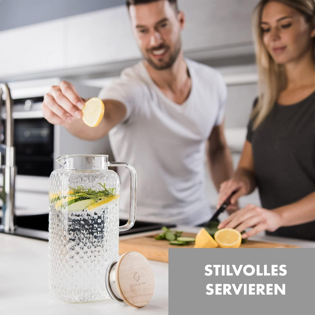 GLASWERK Glaskaraffe mit Deckel (1,9L) und Sieb im Ausguss - Wasserkrug mit Deckel - Karaffe Glas mi