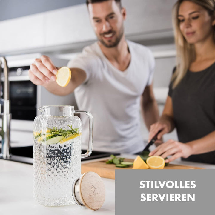 GLASWERK Glaskaraffe mit Deckel (1,9L) und Sieb im Ausguss - Wasserkrug mit Deckel - Karaffe Glas mi