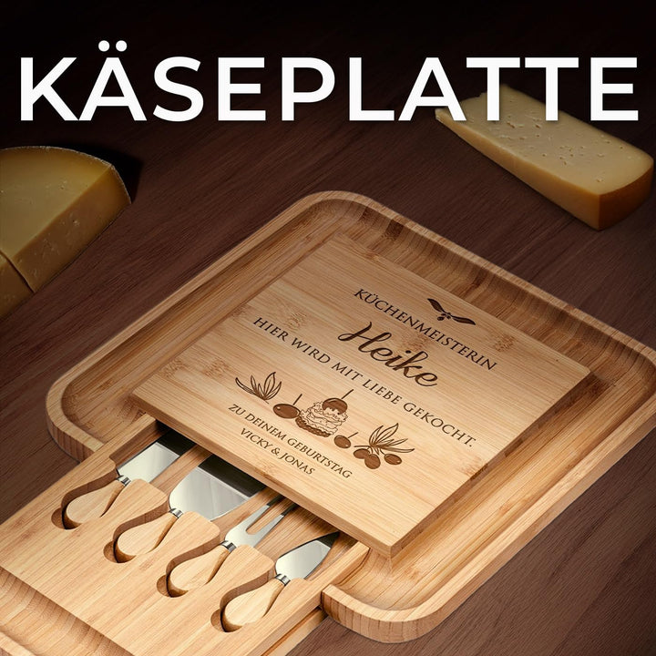 Maverton Käsebrett Servierplatte mit Gravur + 4er Käsemesser Set - aus Holz - 34x34cm - Geschenke fü