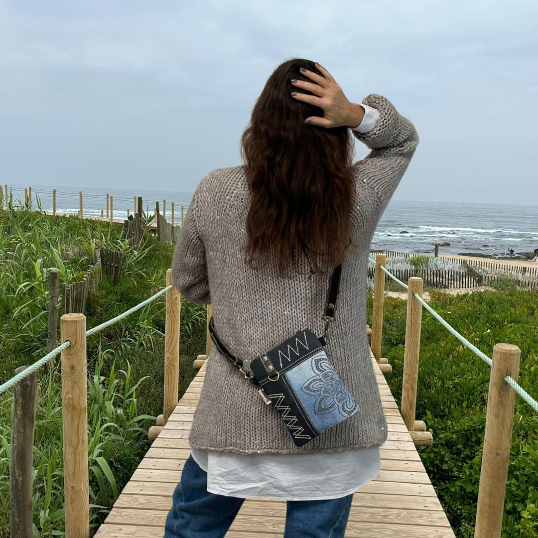 Sunsa Damen kleine Umhängetasche. Nachhaltige Tasche aus recycelte Jeans & Leder. Crossover bag in V