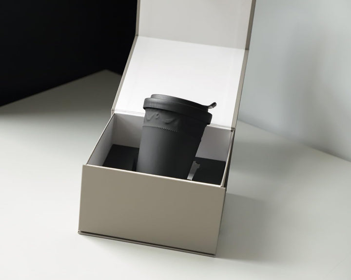 KPM Berlin Kurland To-Go Becher, Porzellan, Kaffeebecher, Teebecher, handmade, schwarz, Schwarz