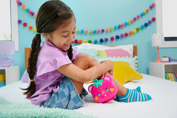 POLLY POCKET Erdbeer Bärchen Schatulle - inklusive 2 Puppen, 12 Accessoires und 5 Motiven zum Geschi