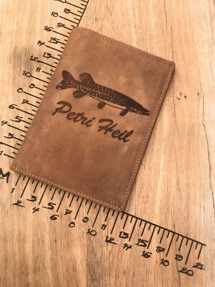 Greenburry Angler-Ausweismappe l Angelscheinmappe mit Petri Heil Motiv I Angel-Etui aus Leder l Lede