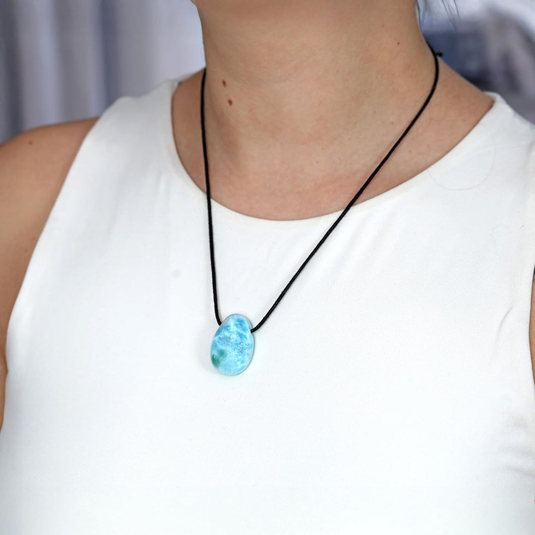 Lebensquelle Plus Larimar Tropfenanhänger | Gebohrter Trommelstein Anhänger mit Baumwollband | Hochw