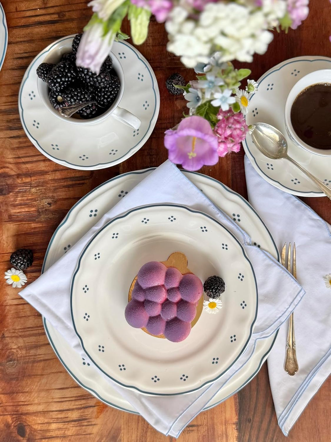 Mäser Serie Lova, Kaffeeservice 18-teilig Porzellan – 6 Dessertteller 19,5 cm, 6 Tassen 19 cl & 6 Un