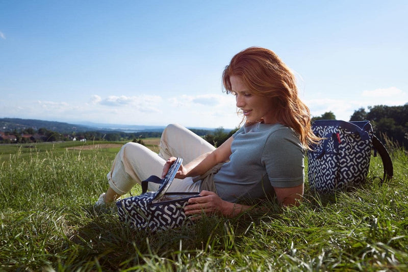 reisenthel coolerbag M Pocket in Signature Navy – Kühltasche aus recycelten PET-Flaschen – Ideal für