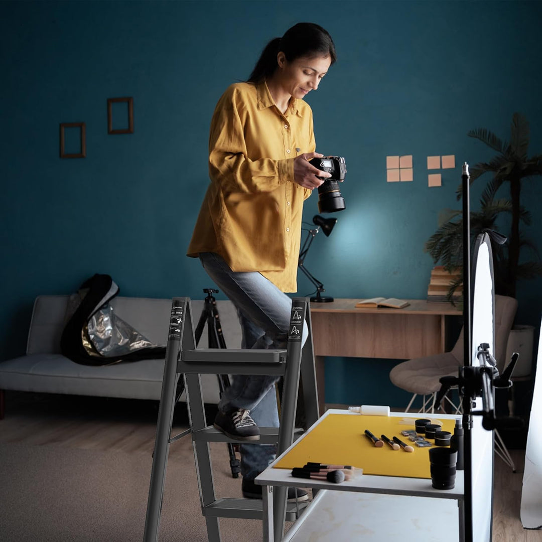Aufun Trittleiter 3 Stufen, Klappleiter mit breitem Anti-Rutsch-Pedal, Haushaltsleiter Multifunktion