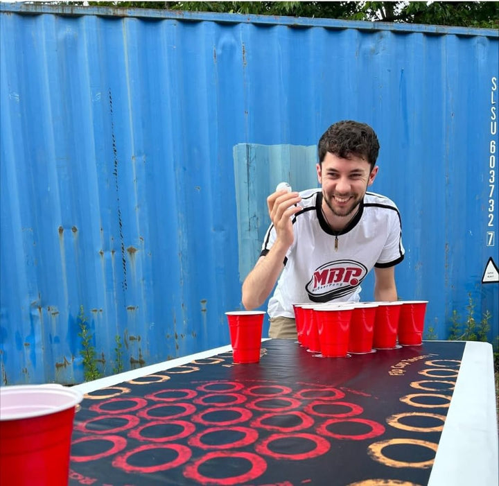 Beer-Pong Matte - Beer-Pong Tisch für unterwegs | + 50 Beerpong Becher (25 Red & 25 Blue Cups 16 oz)