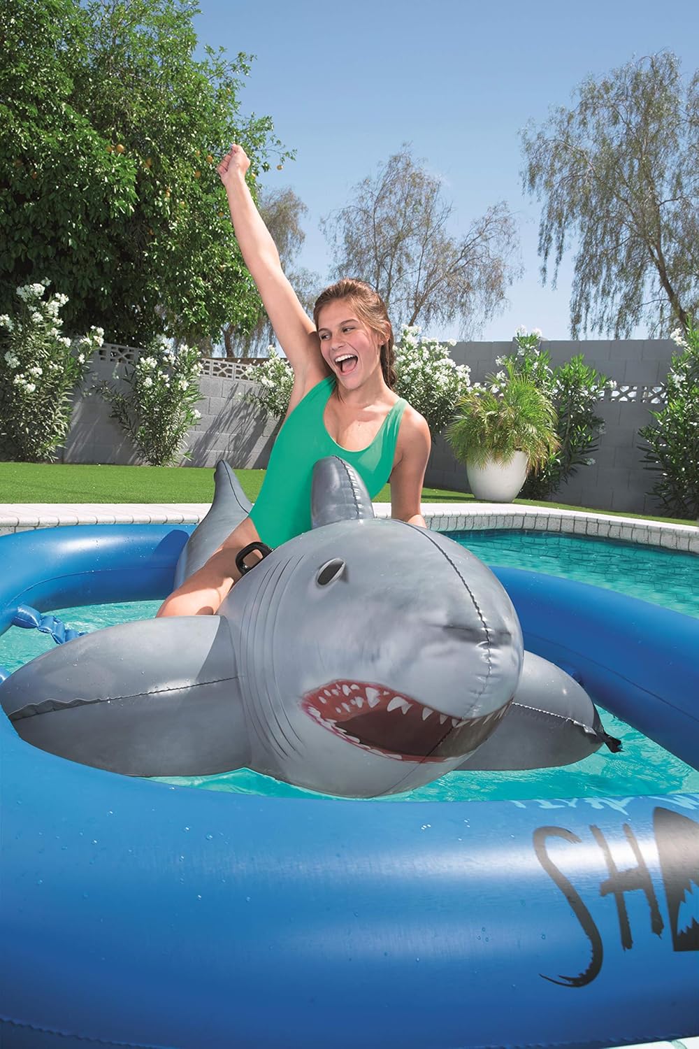 Bestway Haifisch 297 x 188 x 71 cm, aufblasbares Schwimmtier mit extra viel Platz
