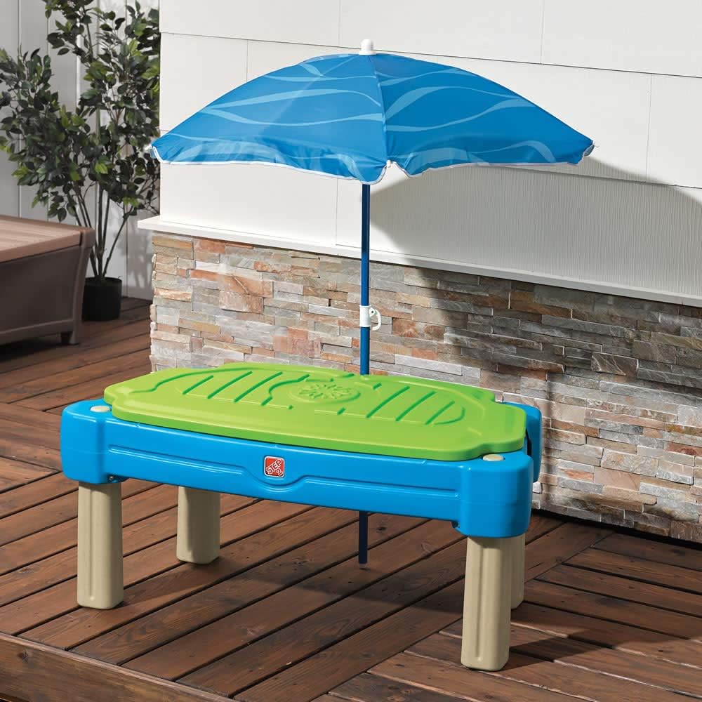 Step2 Cascading Cove Sand & Wassertisch mit Sonnenschirm | Wasserspieltisch für Kinder in Grün | Was