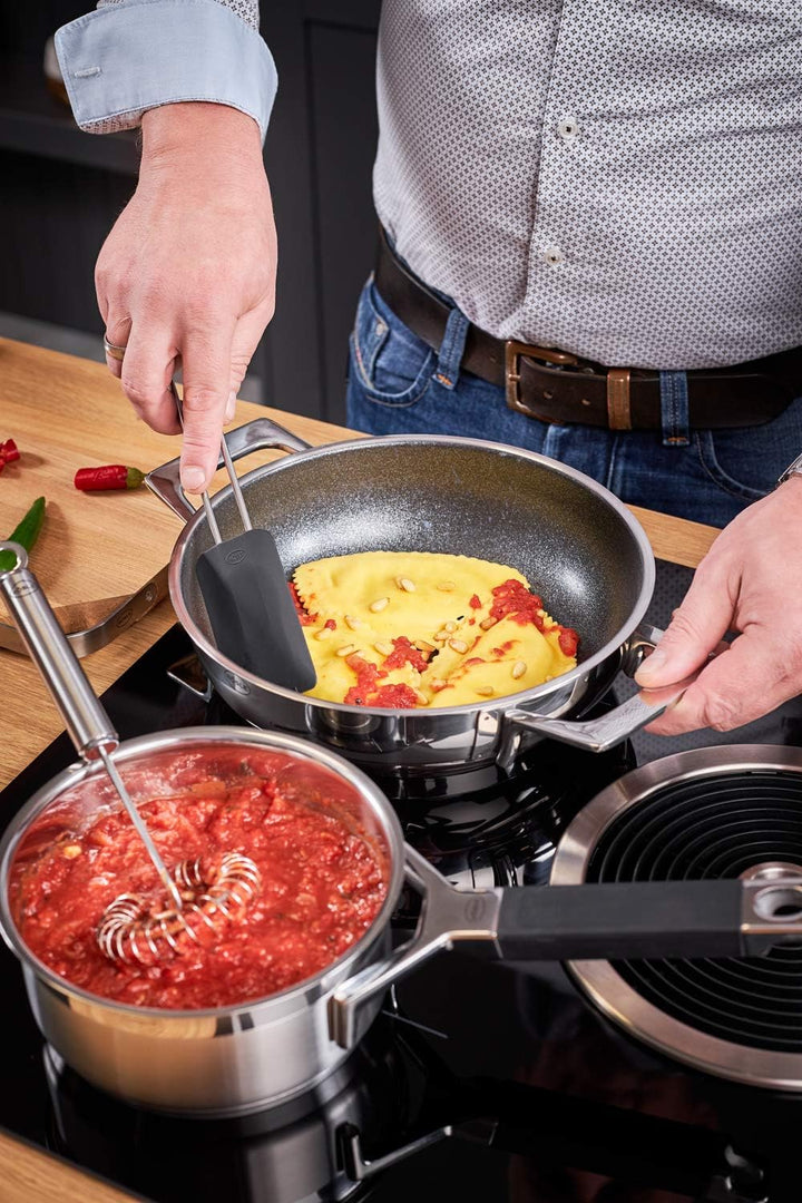 RÖSLE Knoblauchpresse mit Abstreifer, Presse in Profi-Qualität für Ingwer und Knoblauch, mit klappba