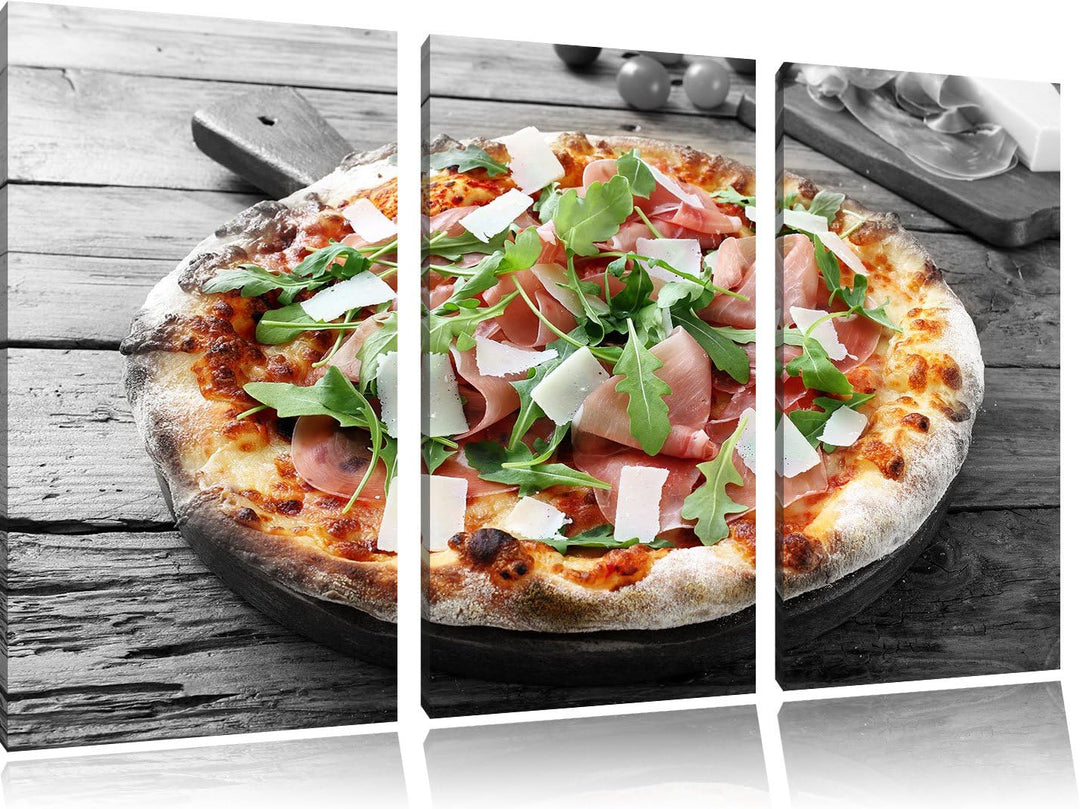 Pixxprint Prosciutto Pizza mit Rucola und Parmesan auf rustikalem Holztisch B&W Detail 3-Teiler Lein