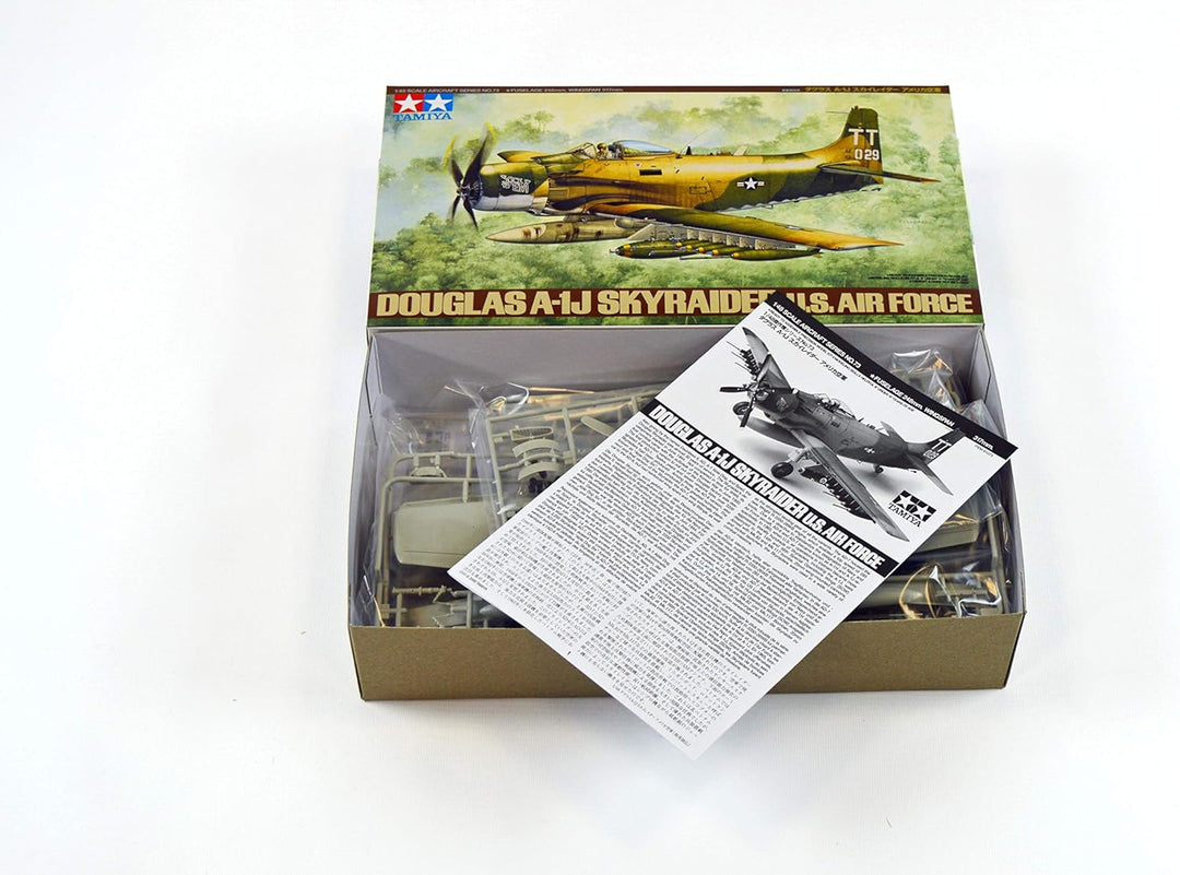 Tamiya 300061073 - 1:48 WWII Douglas A-1J Skyrider USAF