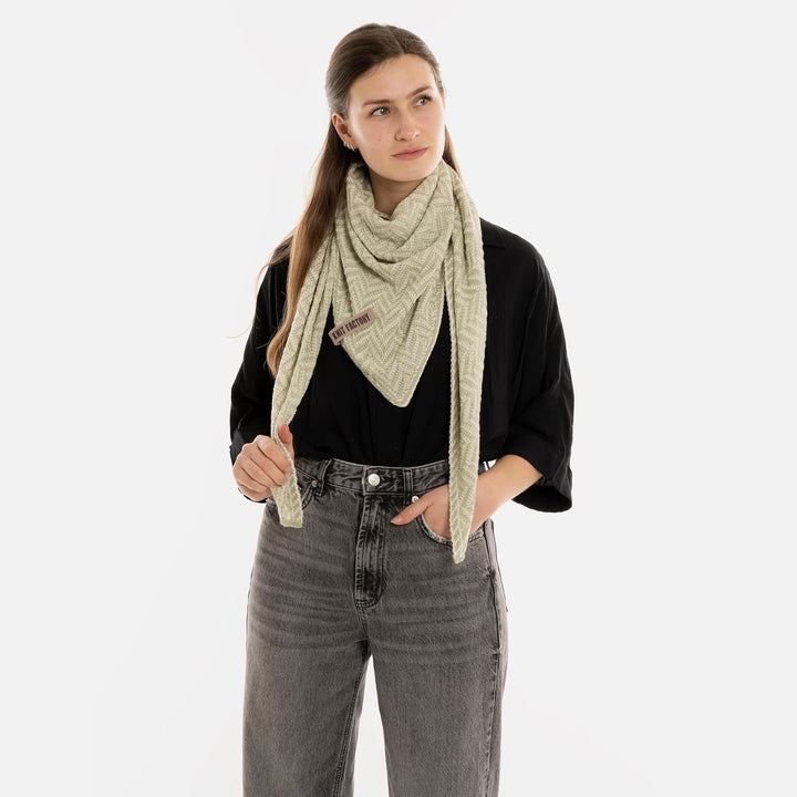 KNIT FACTORY - Dreiecksschal Vera - Damen Strickschal mit Wolle - Umschlagtuch für den Herbst und Wi