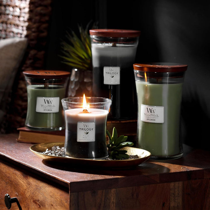 Millefiori Mittelgrosse WoodWick Trilogy-Duftkerze im Sanduhrglas mit Pluswick-Innovation, Warm Wood