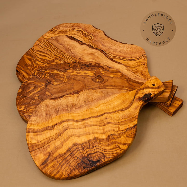 DAS OLIVENHOLZBRETT® Schneidebrett, Servierbrett in Naturform mit Griff 45cm 45L x 20B cm, 45L x 20B