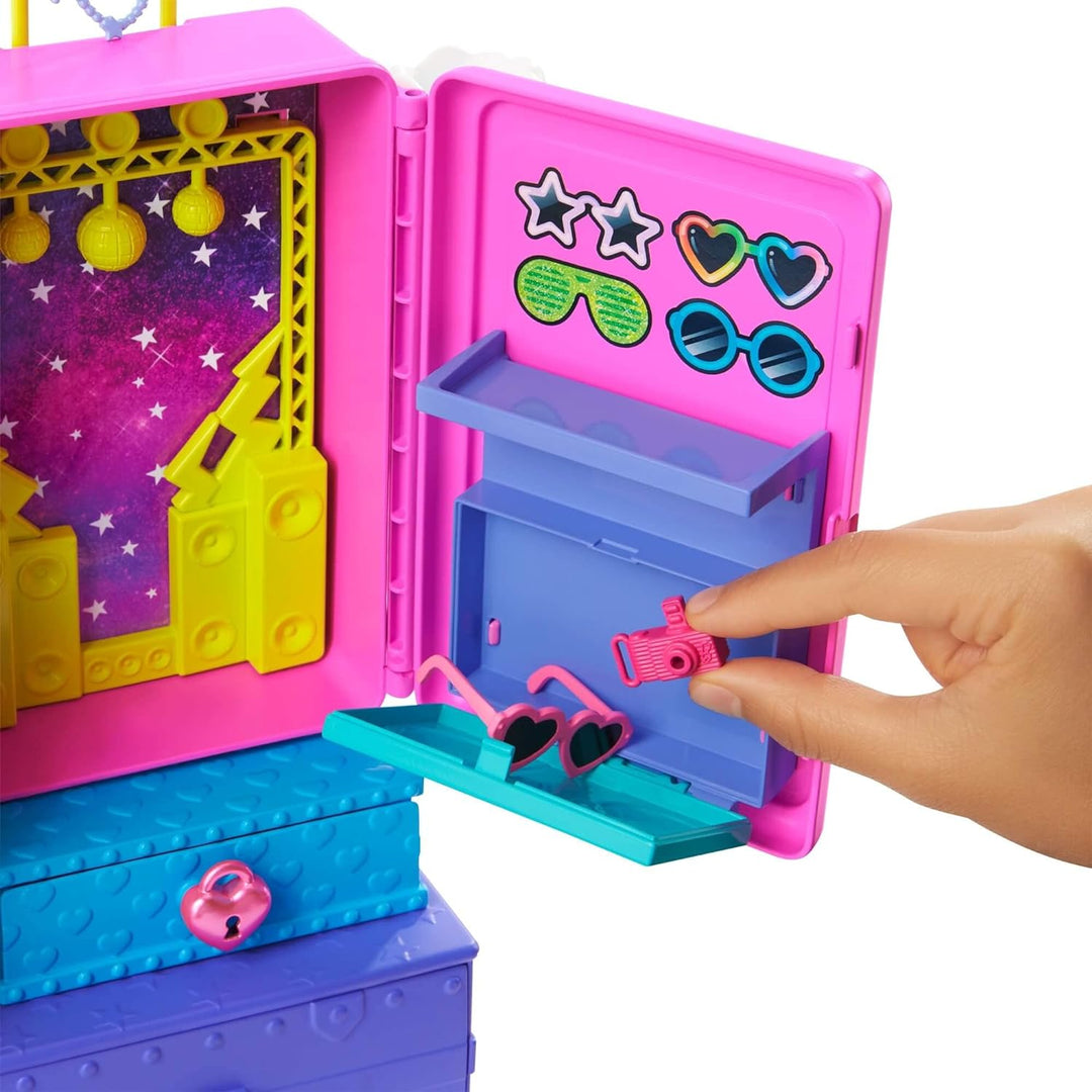 Barbie HDY91 - Extra Haustiere & Minis Reise-Spielset mit 2 Haustier-Welpen & exklusiver Puppe, Pool