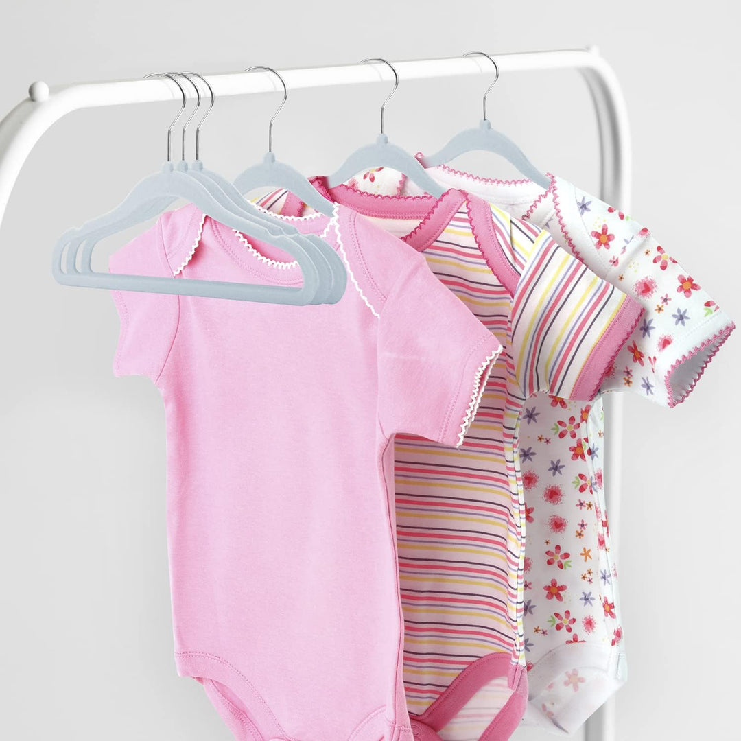 Mangokit Basics Kids Velvet Hangers 50 Pack, Anti-Rutsch-Baby-Bügel, platzsparende Nursery Kleiderbü