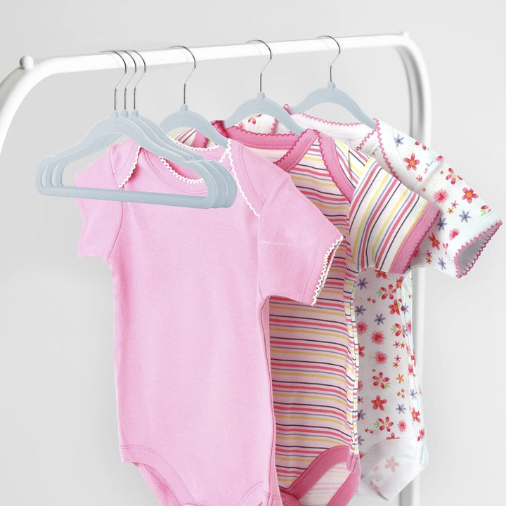 Mangokit Basics Kids Velvet Hangers 50 Pack, Anti-Rutsch-Baby-Bügel, platzsparende Nursery Kleiderbü