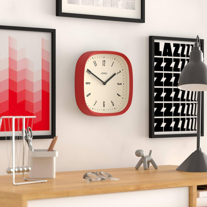 JONES CLOCKS Quadratische Retro-Wanduhr aus hochwertigem Acryl, The 'Marvel' in Rot, 25 x 25 x 5 cm