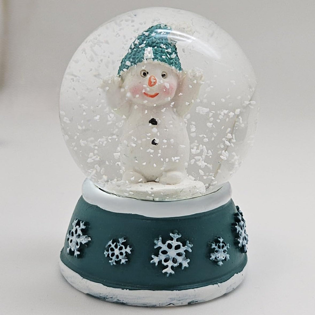 4 x süsse Mini-Schneekugeln Schneemann | Trendfarbe türkis weiss auf Sockel Schneeflocke | Wichtelge