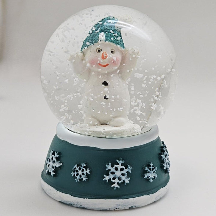 4 x süsse Mini-Schneekugeln Schneemann | Trendfarbe türkis weiss auf Sockel Schneeflocke | Wichtelge