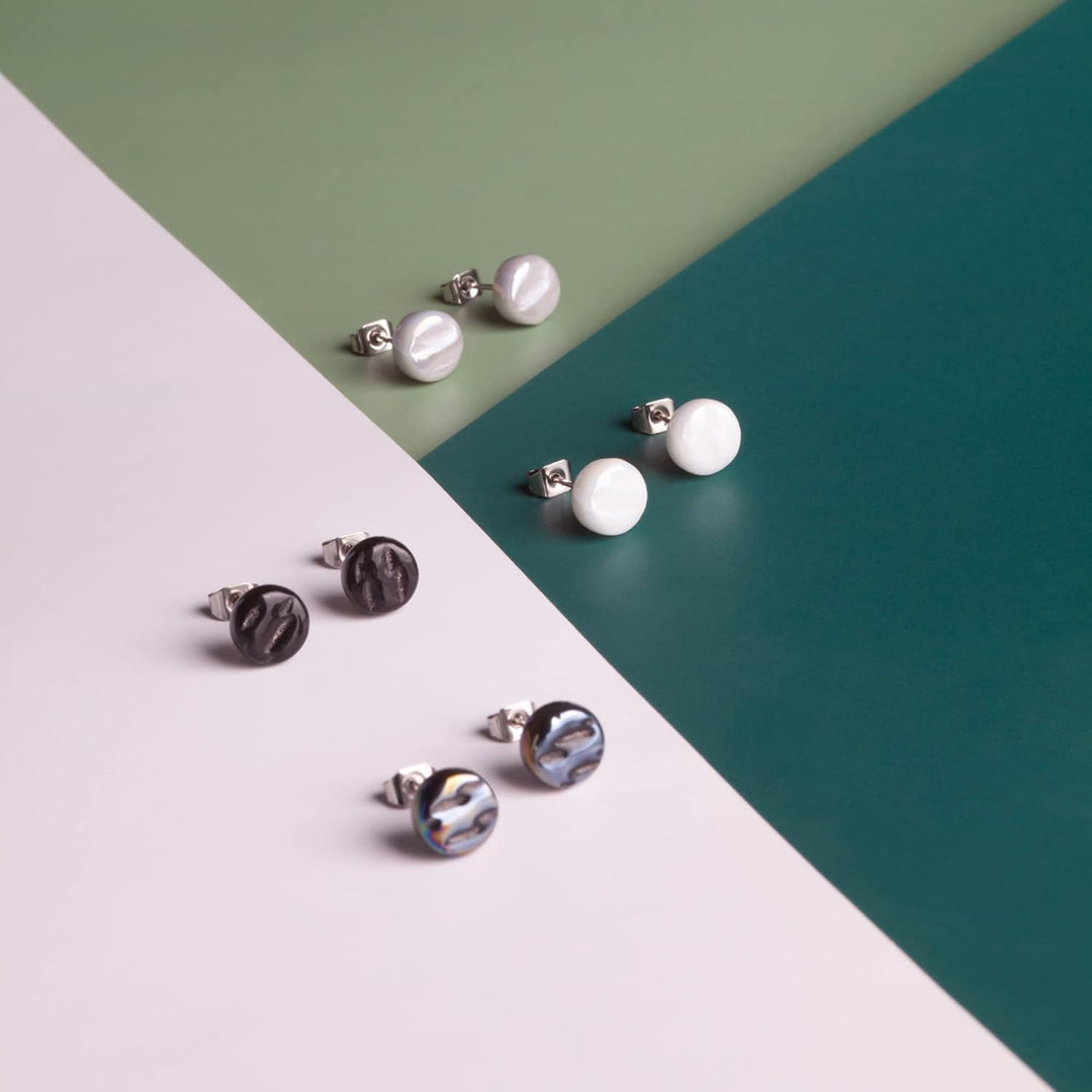 Runde Ohrstecker mit dunkelgrauem Stein in Perlmuttoptik • Bunte Ohrringe für Damen • Nachhaltiger M