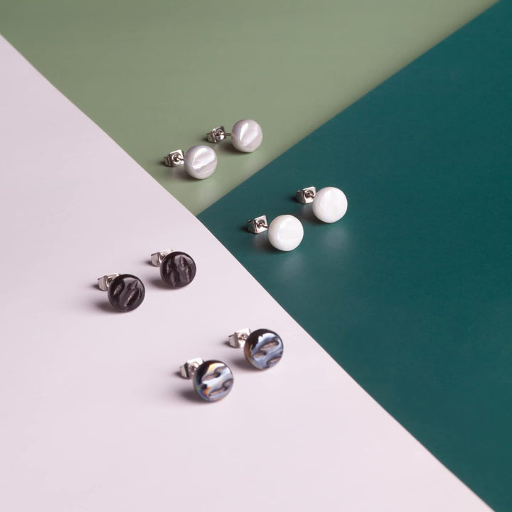 Runde Ohrstecker mit dunkelgrauem Stein in Perlmuttoptik • Bunte Ohrringe für Damen • Nachhaltiger M