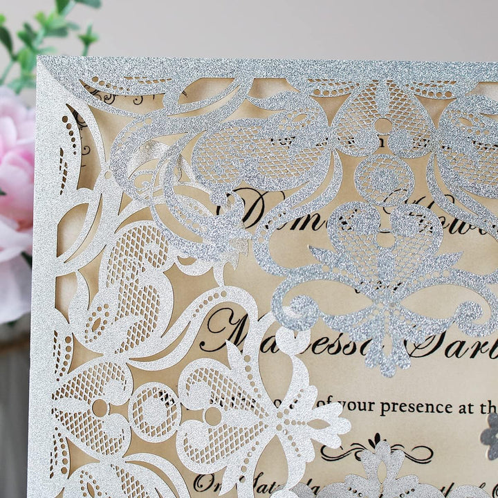Hosmsua 20 Stück Silber Laser Cut Hohlblumenhochzeits Hochzeitseinladungskarten mit Umschläge Brautp