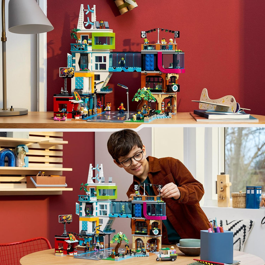 LEGO 60380 City Stadtzentrum Set, Modellbausatz, Spielzeug mit Spielzeugläden wie Friseur, Tierarzt,