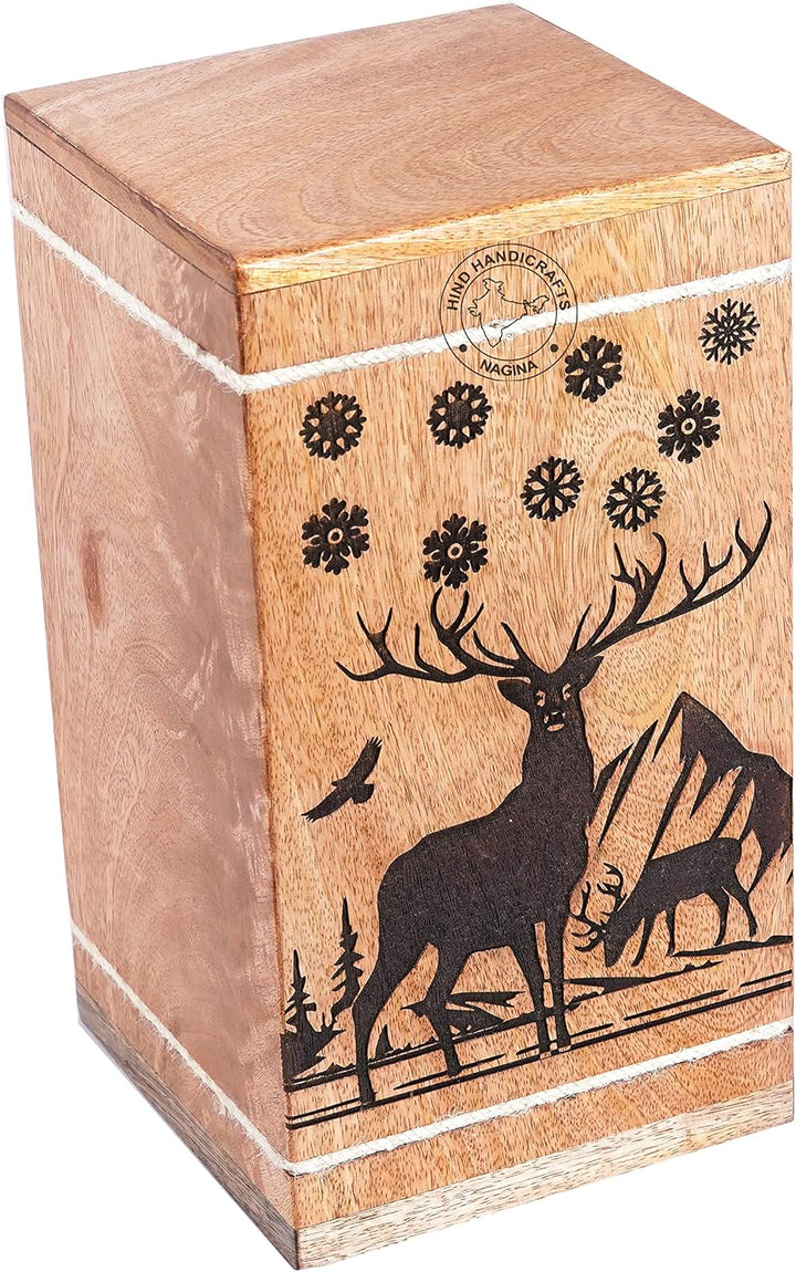 Handgefertigte Holzurne mit floraler Gravur für menschliche Asche für Erwachsene, gross – Buck Deer