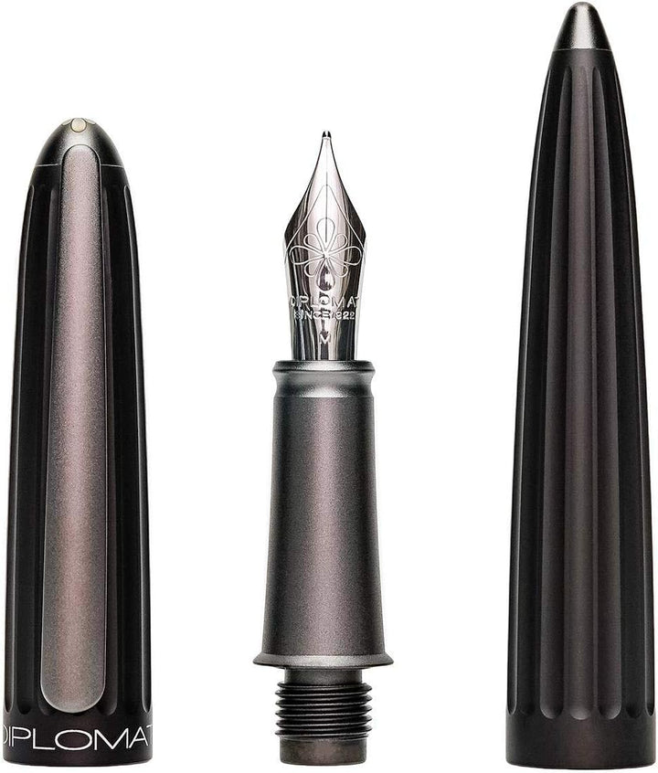 Diplomat Aero Füllhalter in schwarz mit Edelstahlfeder M und farblich perfekt passender Füllhalterti