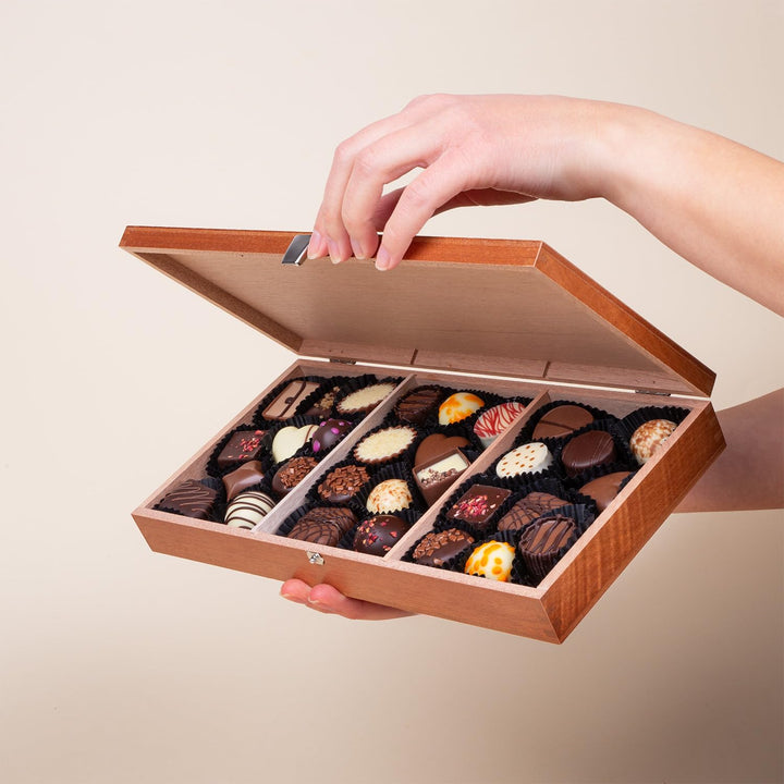 CHOCOLISSIMO Schokolade Geschenk - Pralinen Geschenk - 30 Pralinen im Holzkästchen - Luxus Pralinen