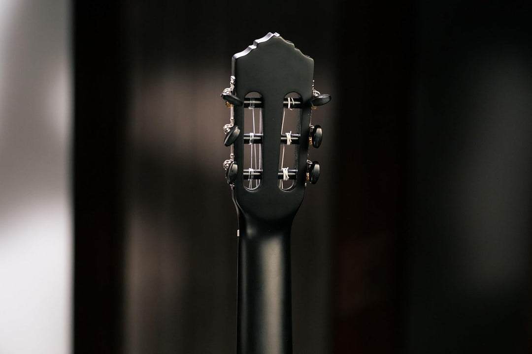 Ortega Guitars schwarze Konzertgitarre Full-Size - Student Series - Catalpakorpus mit Fichtendecke (