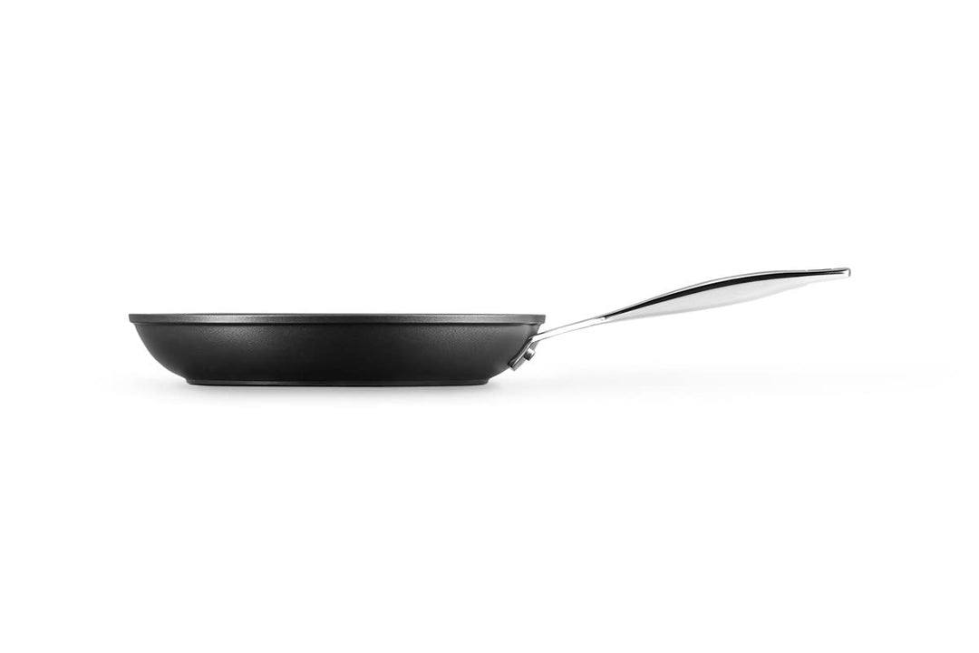 Le Creuset Aluminium-Antihaft flache Pfanne, Ø 26 cm, Für alle Herdarten inkl. Induktion geeignet, A