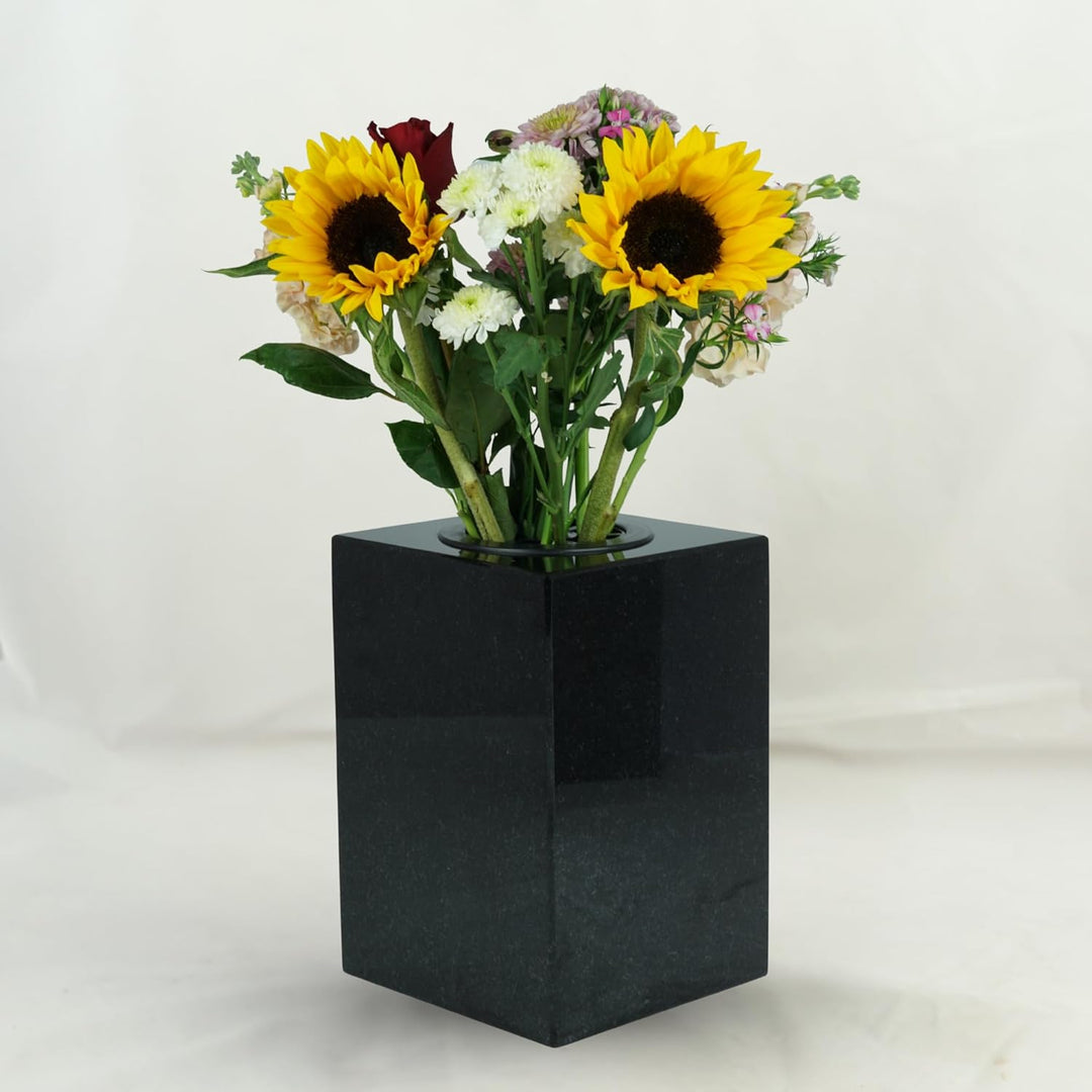 designgrab Cube Designer Grabvase aus Granit Schwedisch Black