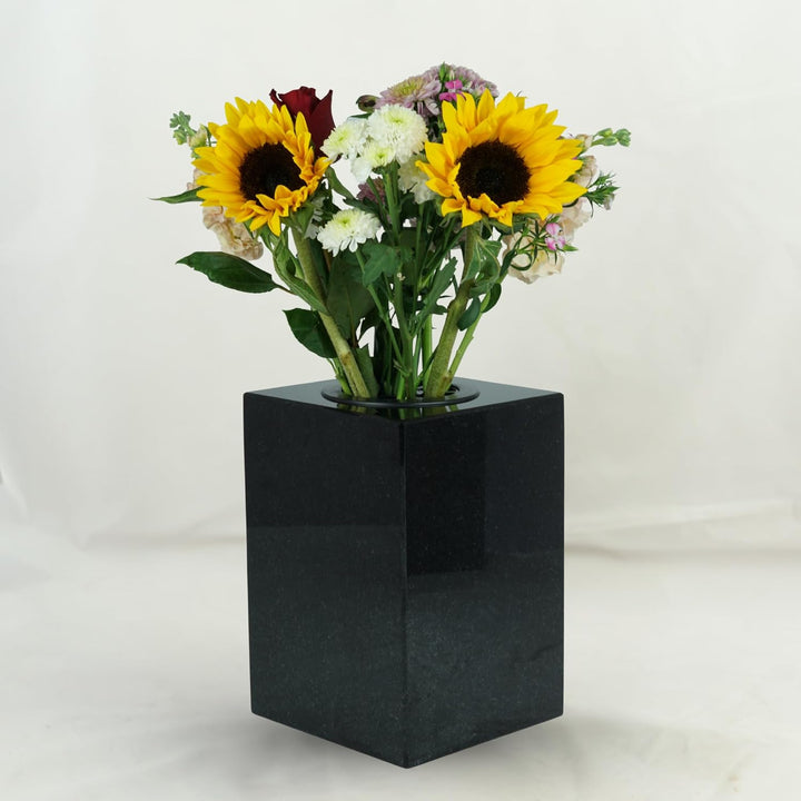 designgrab Cube Designer Grabvase aus Granit Schwedisch Black