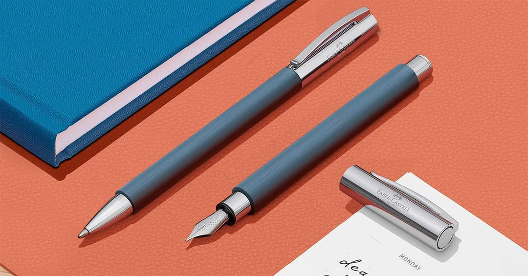 Faber-Castell 147145 - Kugelschreiber Ambition Edelharz, blau, dokumentenechte 0.5 mm Mine Edelharz