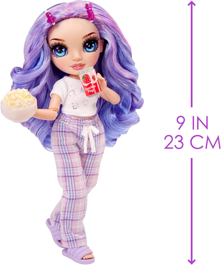 Rainbow High Junior High PJ Party - Violet (Lila) - 22 cm Puppe mit weichem Einteiler, Hausschuhen u